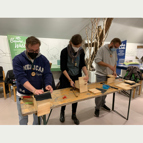 Die Weiterbildung ist naturnah und praxisorientiert ausgerichtet_Teilnehmerinnen bauen eine Futterstation für Eichhörnchen_Foto Wabe International Academy